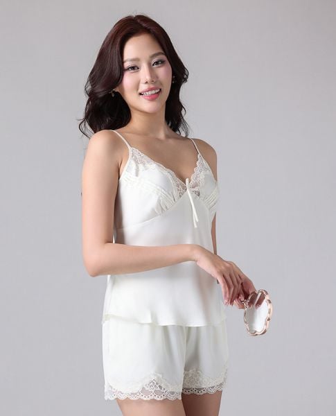 Quà sinh nhật cho vợ - Bộ homewear hoặc đồ ngủ chất liệu tốt