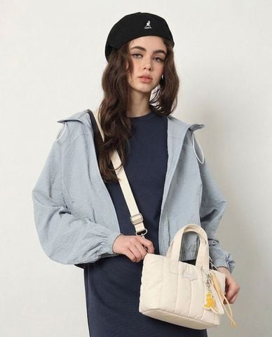 KANGOL - Túi đeo chéo nữ chần bông phối charm 
