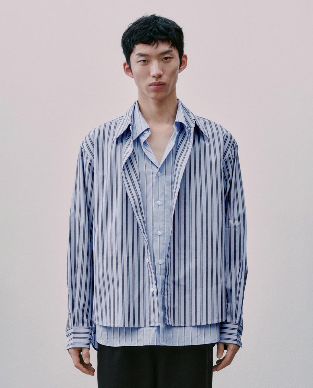 URBAN REVIVO -  Áo sơ mi nam cổ bẻ tay dài hai lớp kẻ sọc