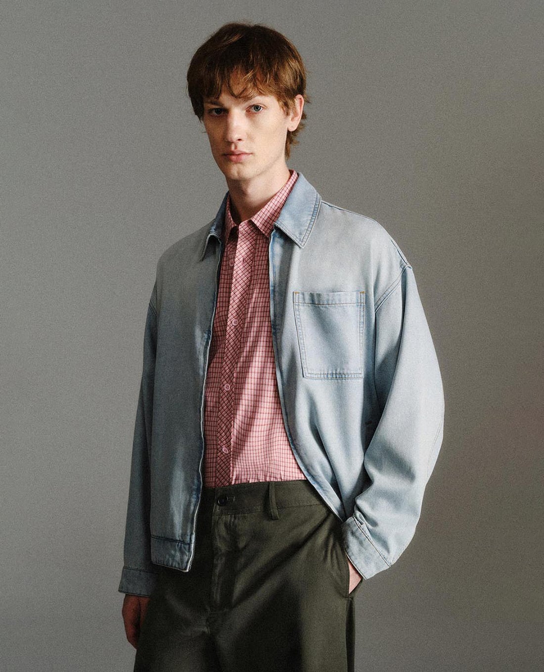 URBAN REVIVO - Áo khoác denim nam túi hộp khoá zip