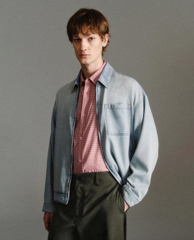  URBAN REVIVO - Áo khoác denim nam túi hộp khoá zip 