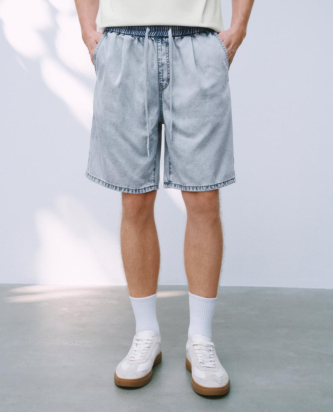 URBAN REVIVO - Quần short jeans nam lưng thun phối dây rút