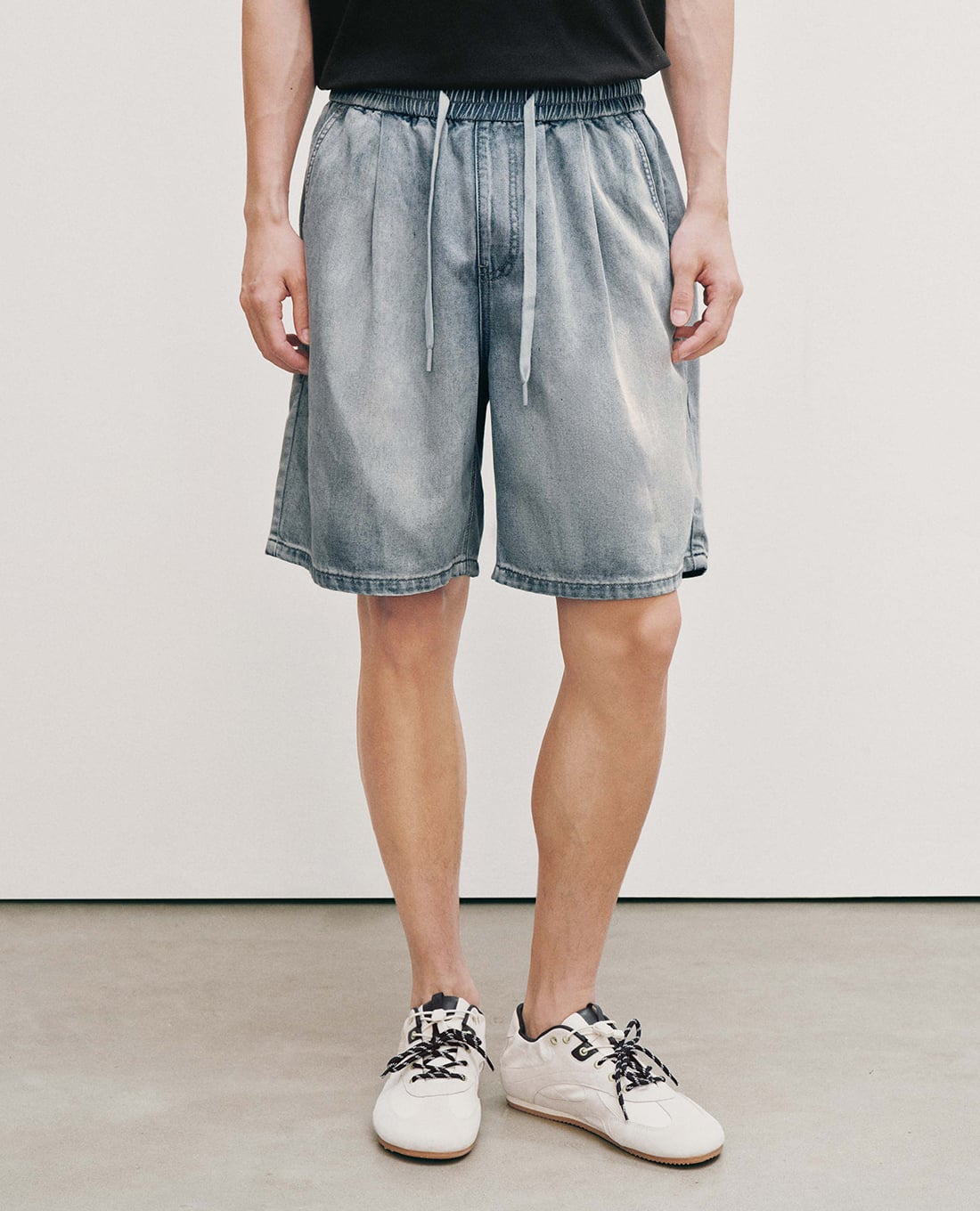 URBAN REVIVO - Quần short jeans nam lưng thun dây rút