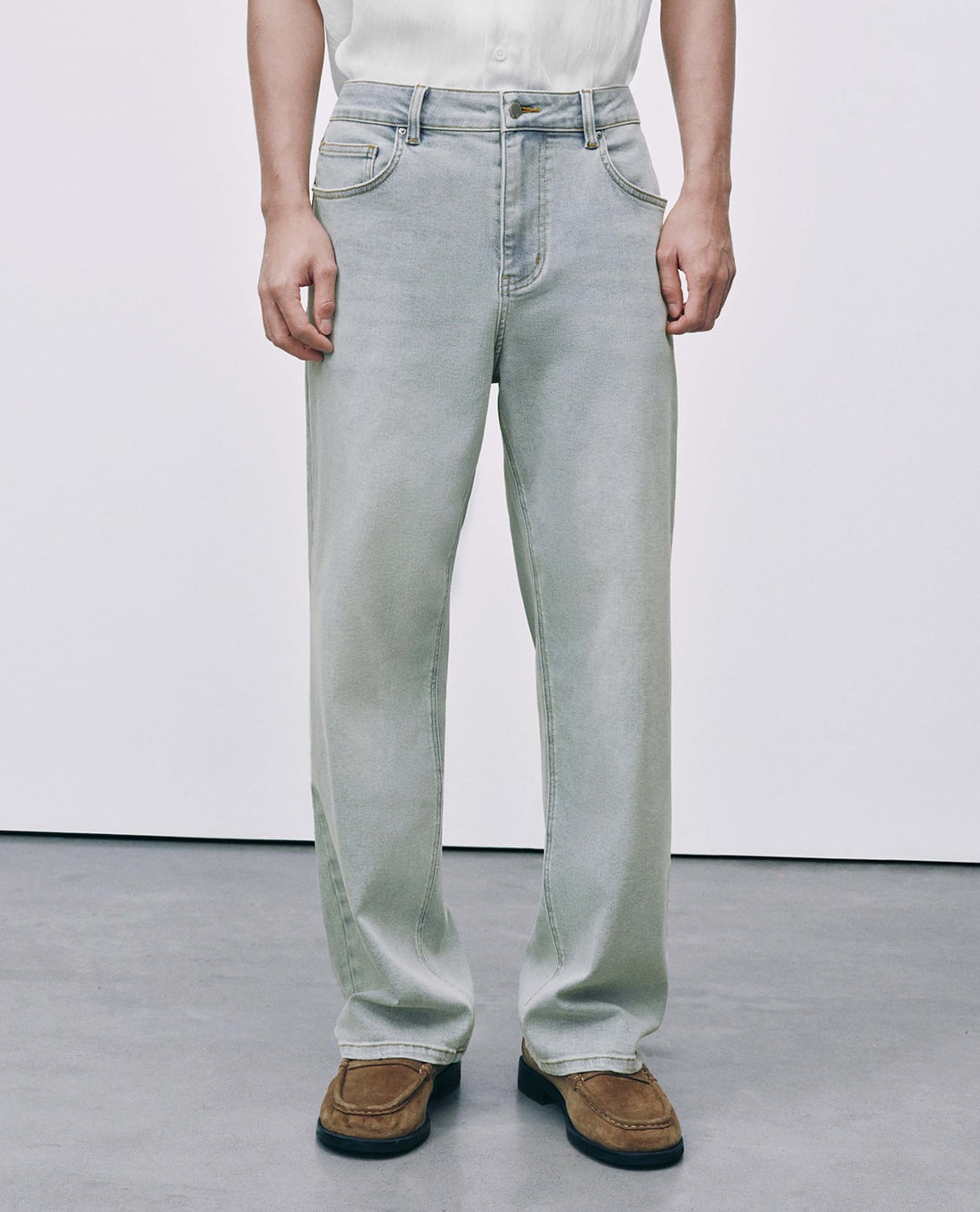 URBAN REVIVO - Quần jeans nam ống đứng hiện đại