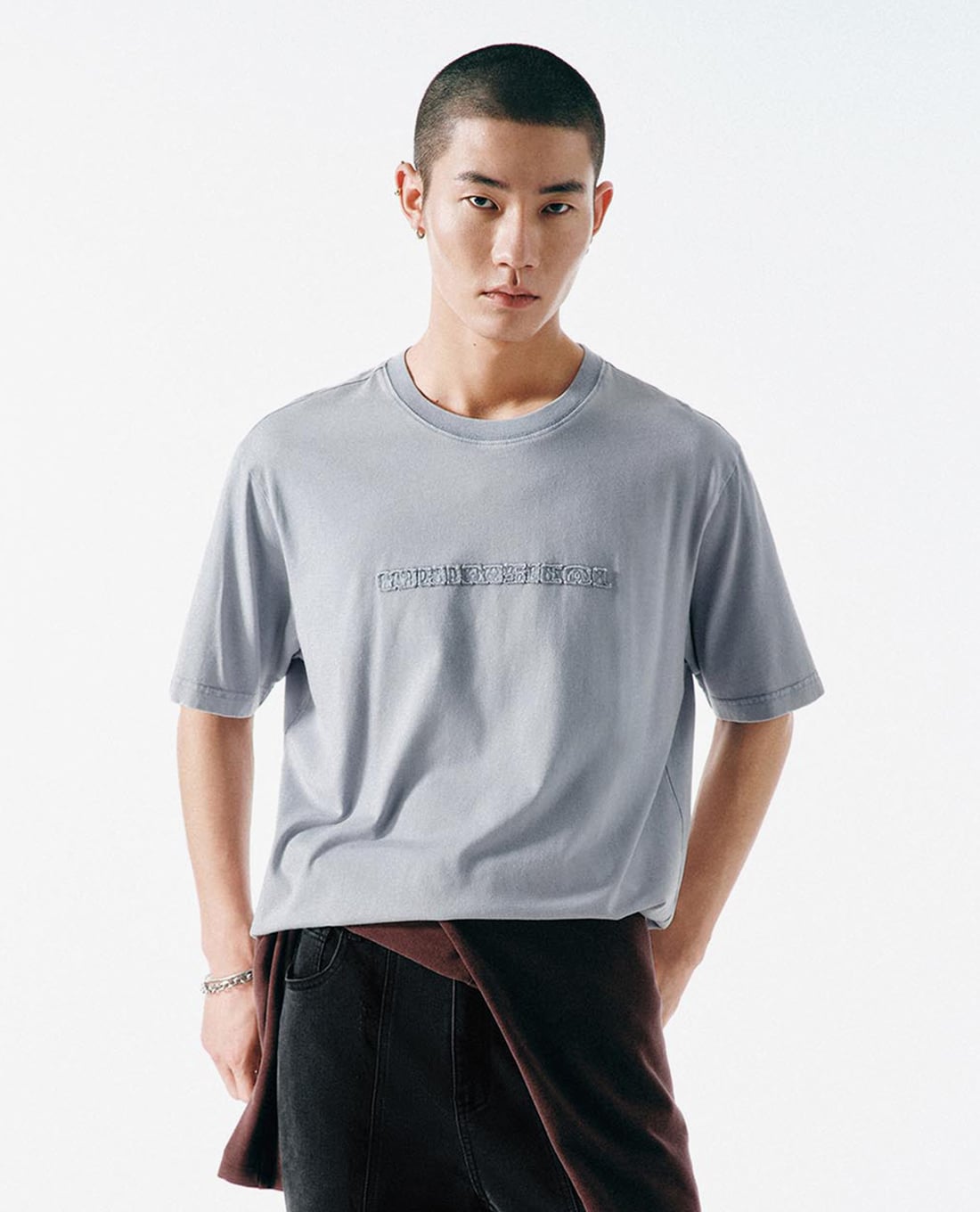 URBAN REVIVO - Áo thun nam cổ tròn tay ngắn thêu họa tiết