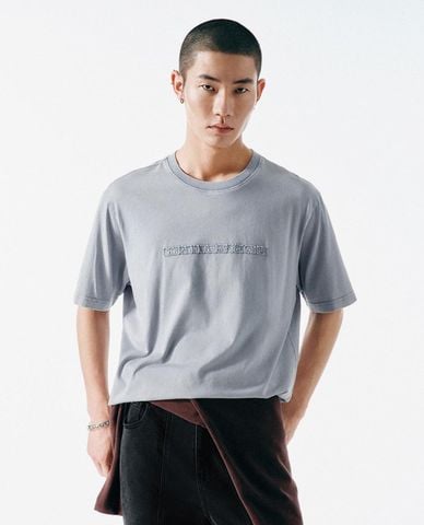  URBAN REVIVO - Áo thun nam cổ tròn tay ngắn thêu họa tiết 