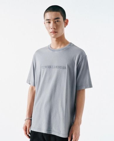  URBAN REVIVO - Áo thun nam cổ tròn tay ngắn thêu họa tiết 