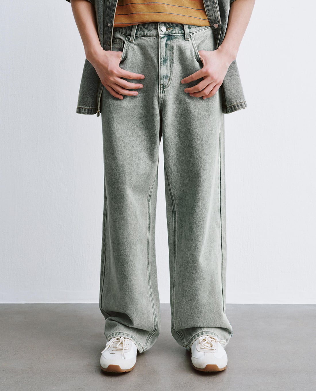 URBAN REVIVO - Quần jeans nam ống rộng wash bạc