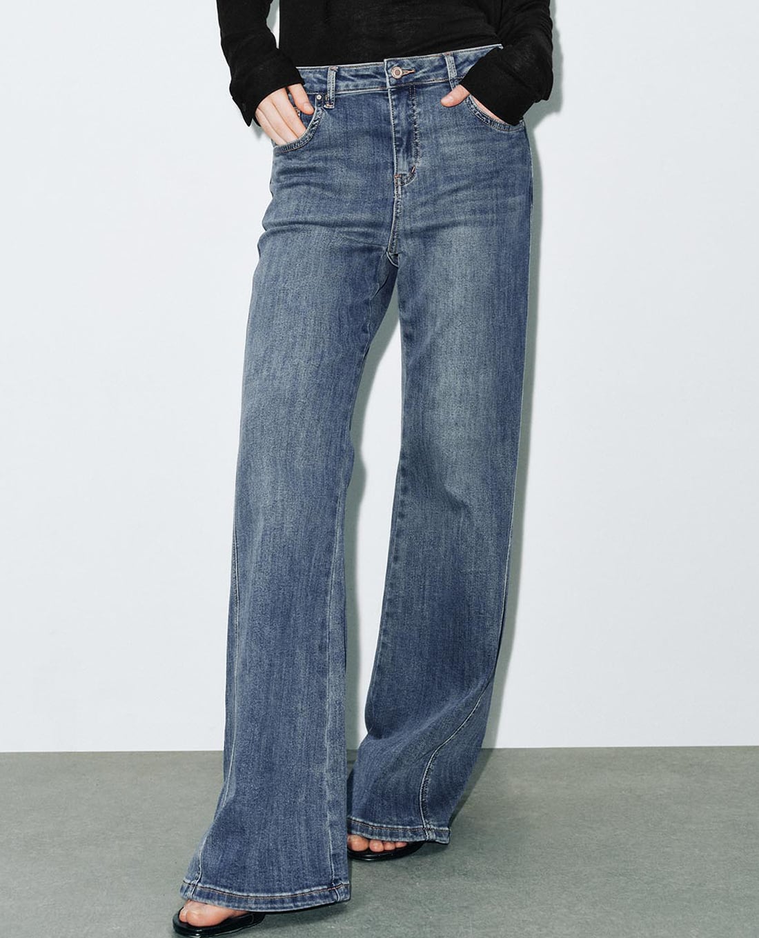 URBAN REVIVO - Quần jeans nữ ống loe cổ điển