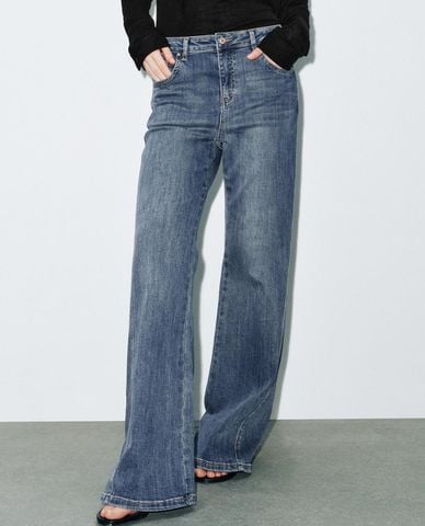  URBAN REVIVO - Quần jeans nữ ống loe cổ điển 