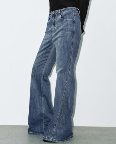  URBAN REVIVO - Quần jeans nữ ống loe cổ điển 