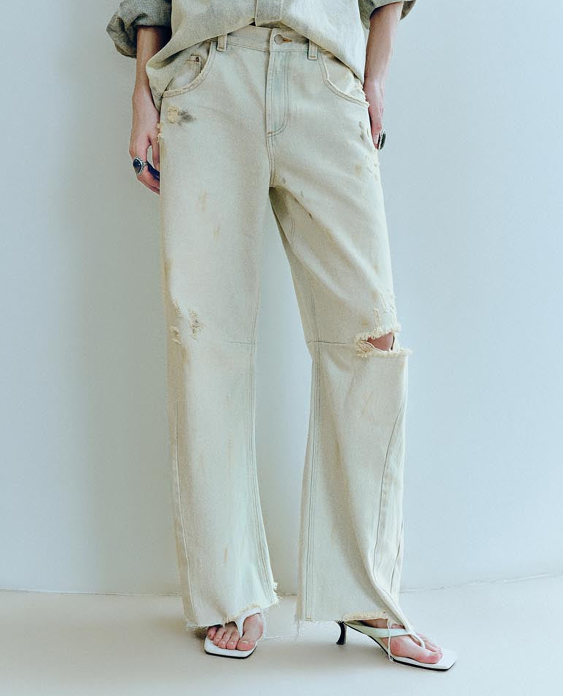 URBAN REVIVO - Quần jeans nữ ống rộng rách gối