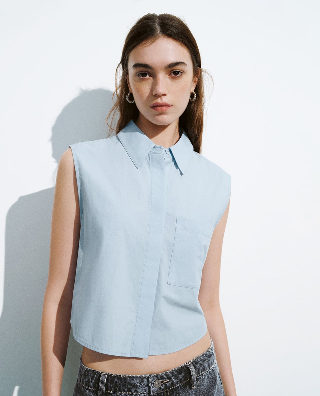 URBAN REVIVO - Áo sát nách nữ cổ bẻ phom croptop