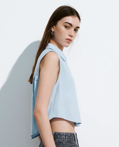  URBAN REVIVO - Áo sát nách nữ cổ bẻ phom croptop 