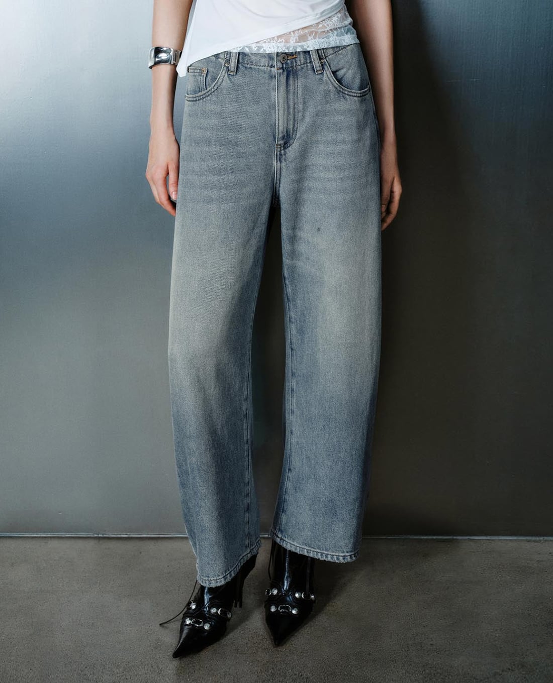 URBAN REVIVO - Quần jeans nữ ống rộng wash bạc