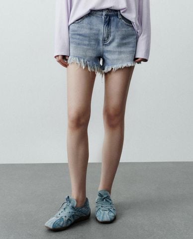  URBAN REVIVO - Quần shorts jeans nữ gấu tua rua 