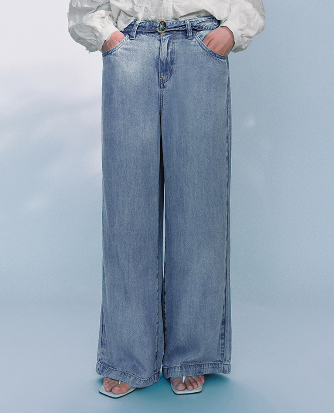 URBAN REVIVO - Quần jeans nữ ống rộng phối thắt lưng