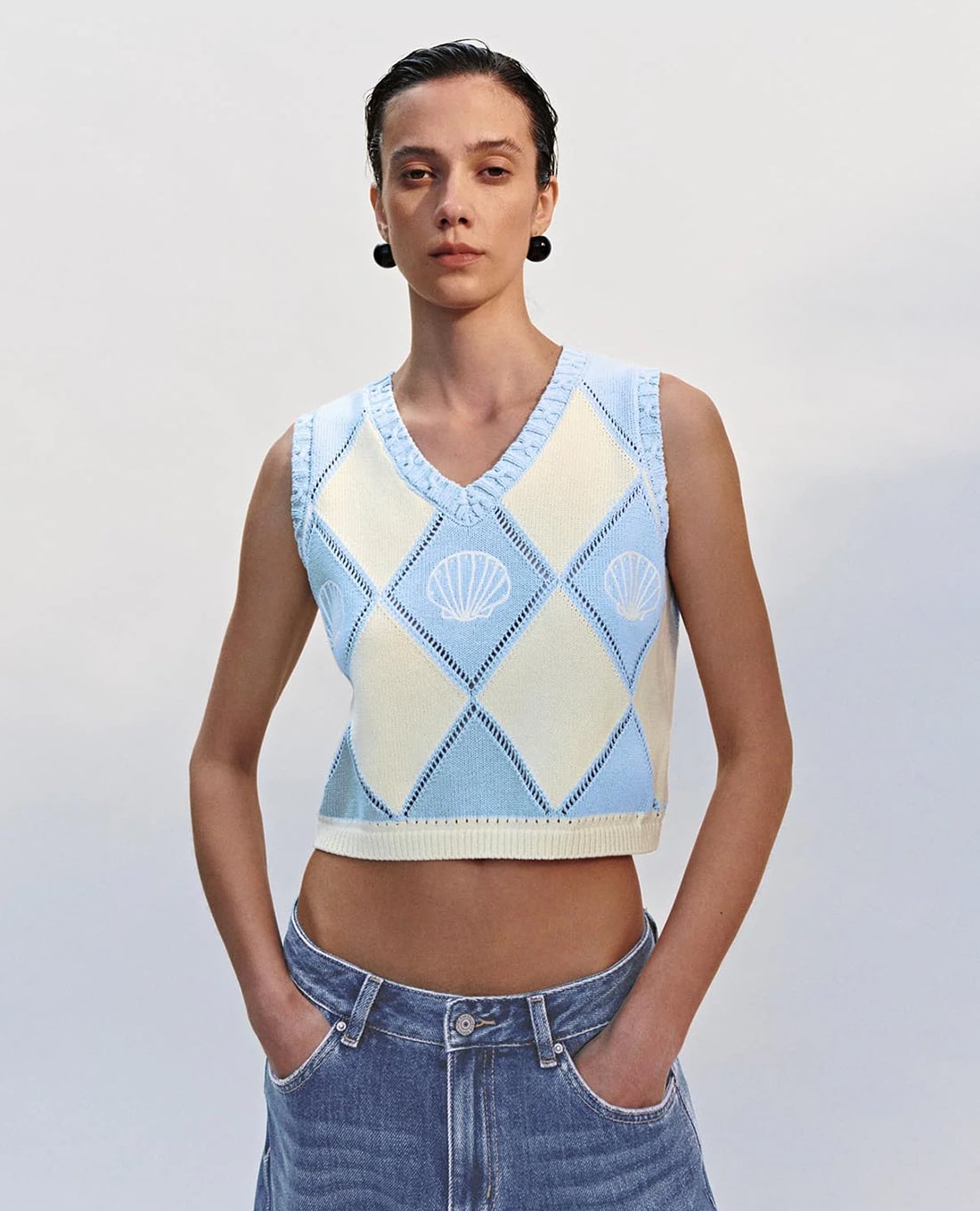 URBAN REVIVO - Áo dệt kim nữ sát nách cổ V phom croptop