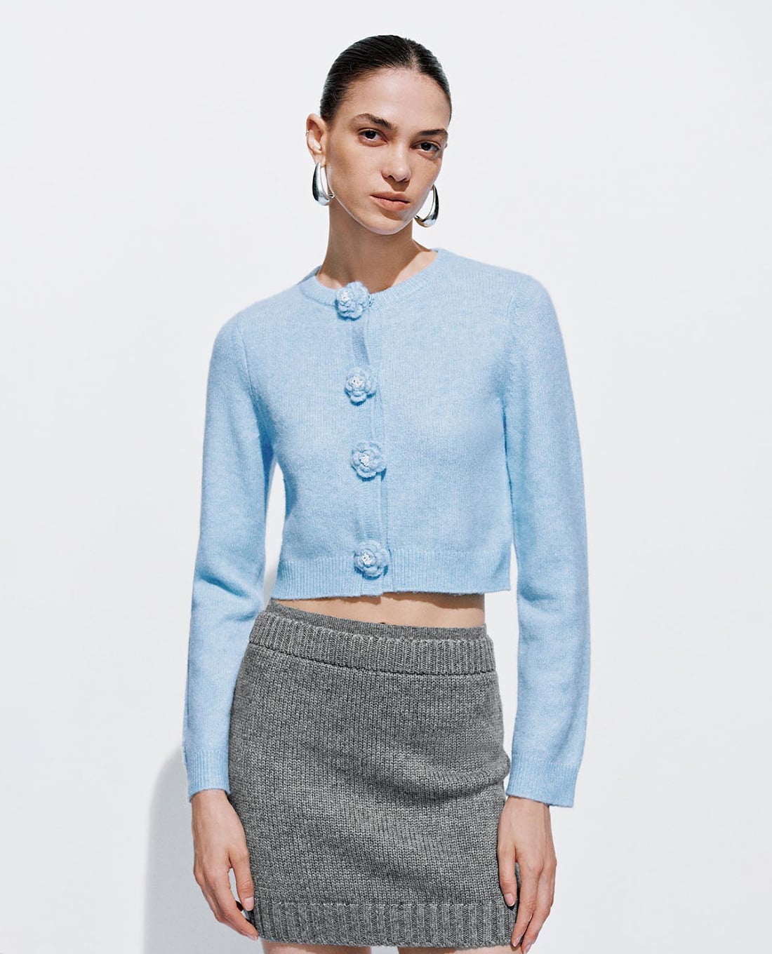 URBAN REVIVO - Áo cardigan nữ cổ tròn tay dài đính hoa nổi