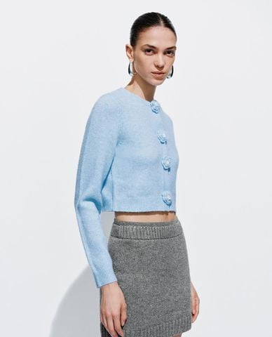  URBAN REVIVO - Áo cardigan nữ cổ tròn tay dài đính hoa nổi 