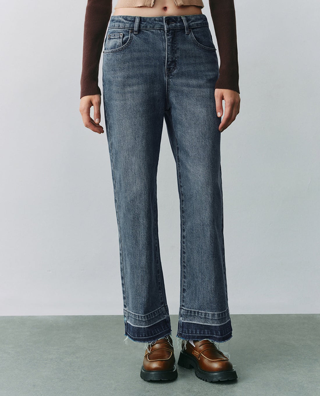 URBAN REVIVO - Quần jeans nữ ống đứng gấp lai