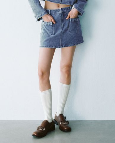  URBAN REVIVO - Chân váy denim mini phối túi hộp 