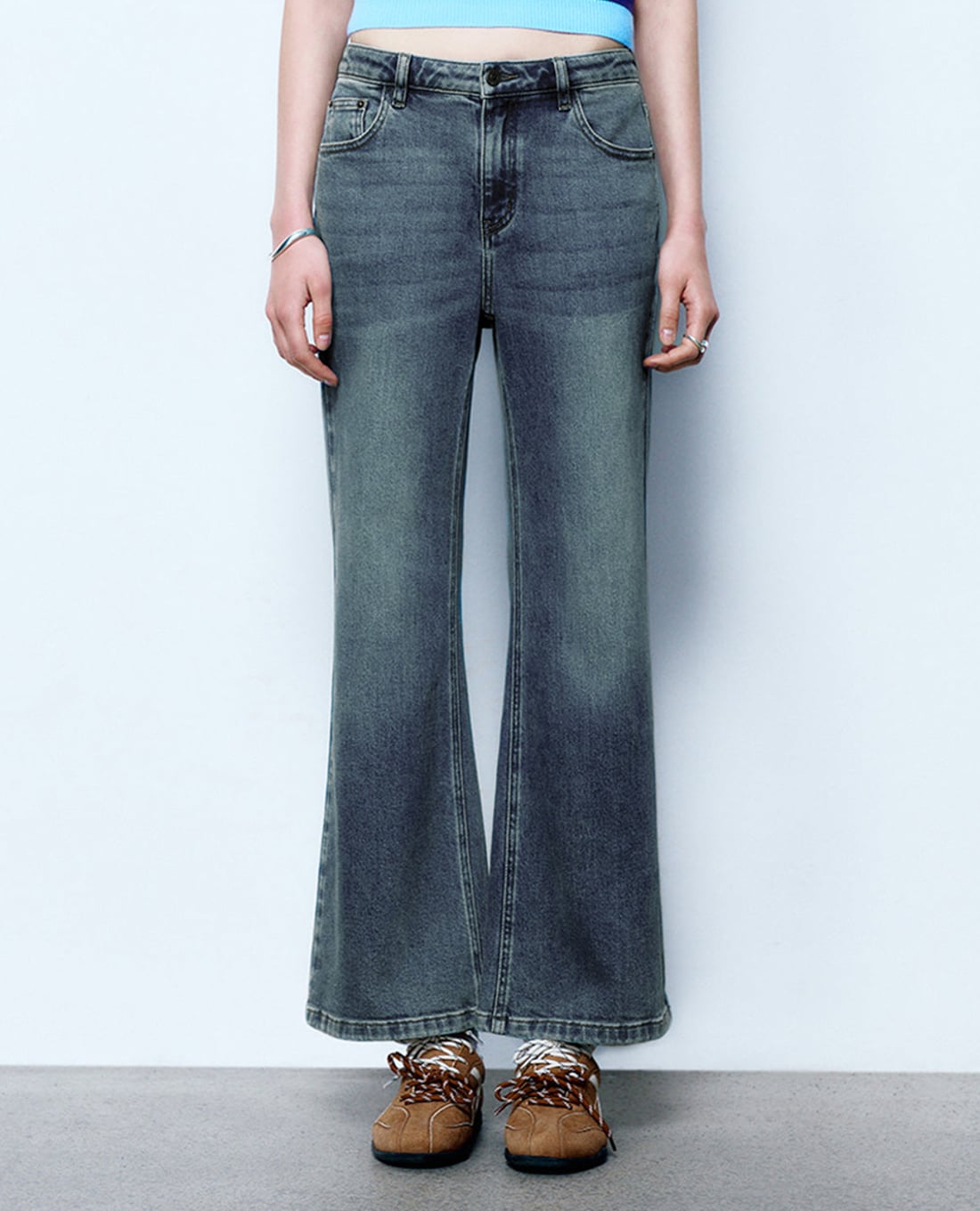 URBAN REVIVO - Quần jeans nữ ống loe wash bạc cổ điển