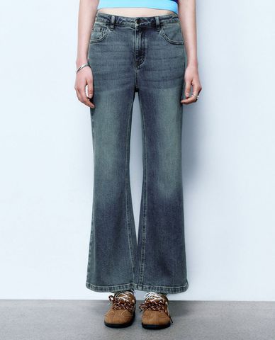  URBAN REVIVO - Quần jeans nữ ống loe wash bạc cổ điển 