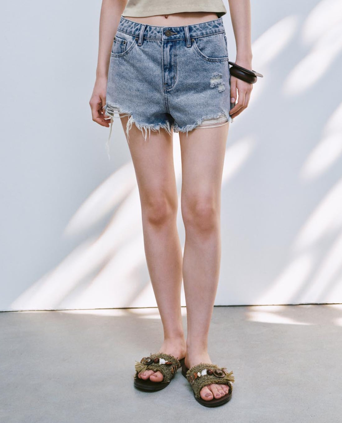 URBAN REVIVO - Quần short jeans nữ mài rách cá tính