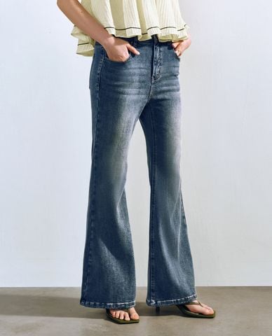  URBAN REVIVO - Quần jeans nữ ống loe wash bạc cá tính 