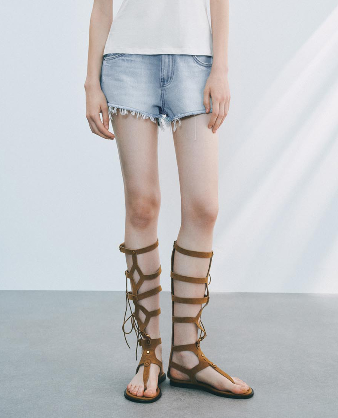 URBAN REVIVO - Quần shorts jeans nữ gấu tua rua