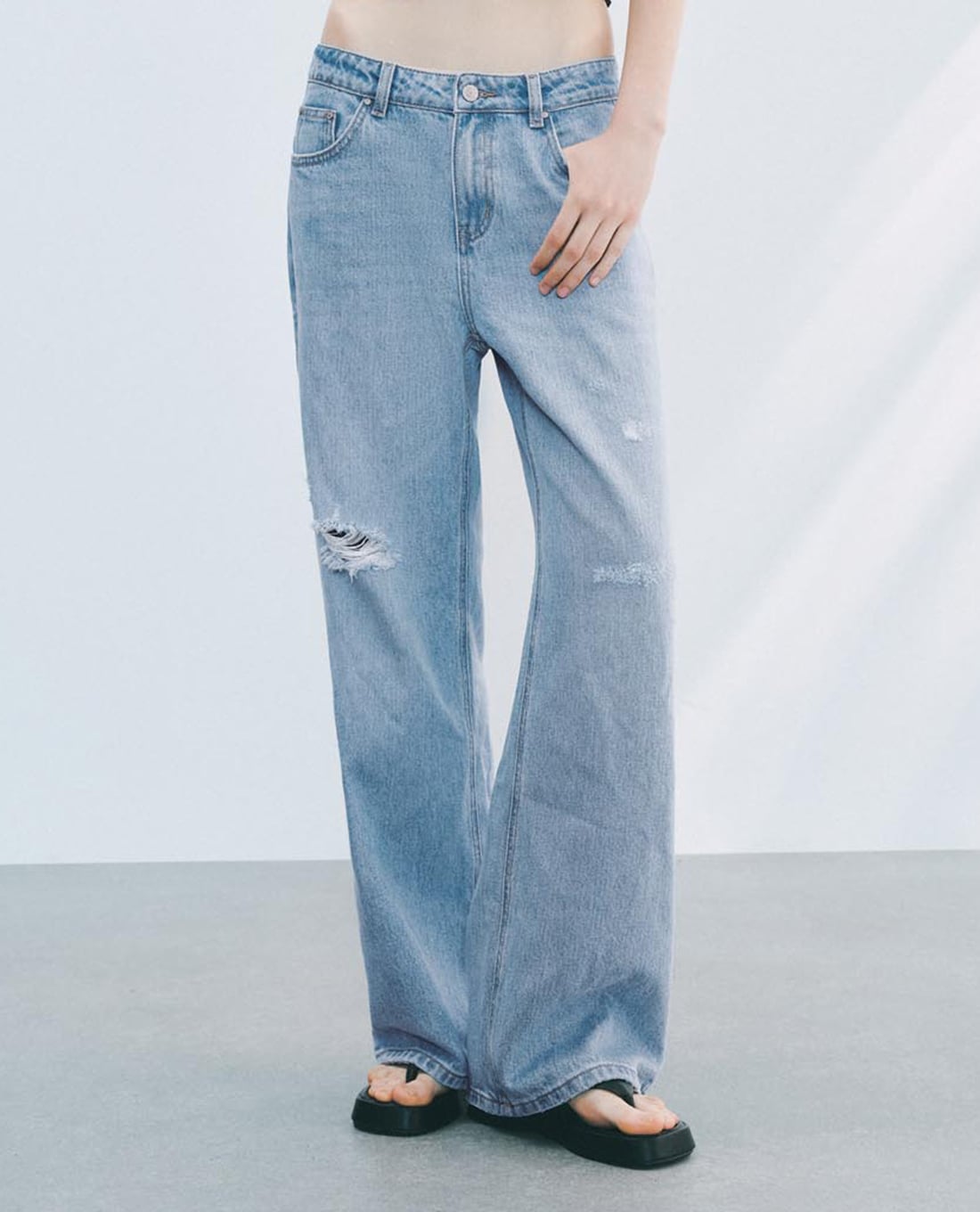 URBAN REVIVO - Quần jeans nữ ống rộng rách gối