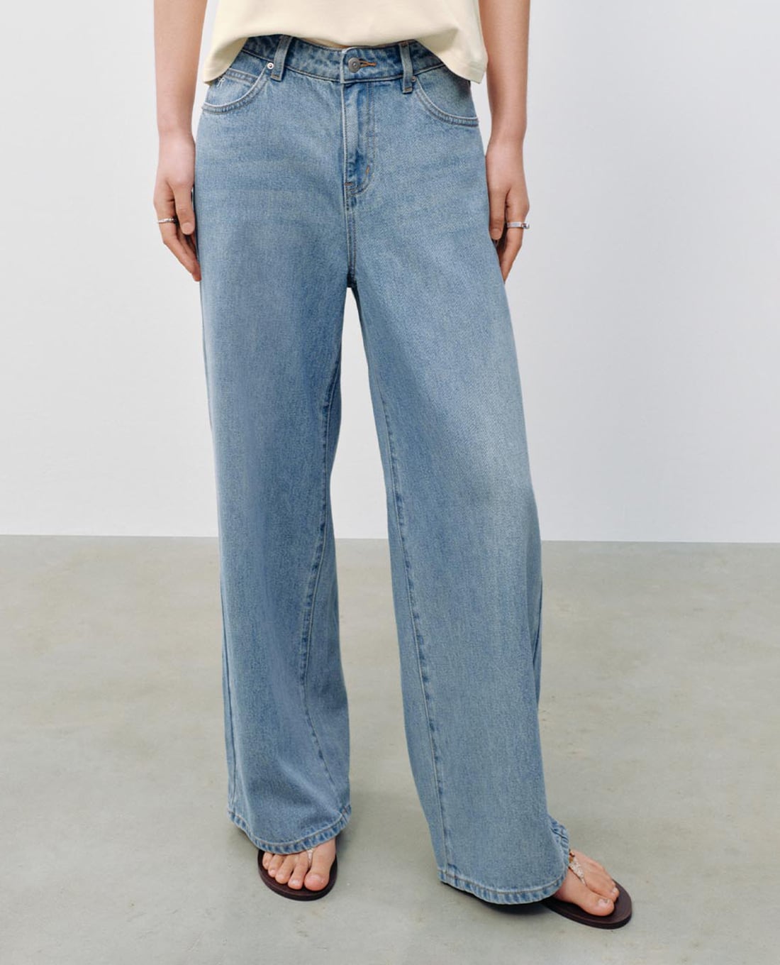 URBAN REVIVO - Quần jeans nữ ống rộng wash bạc