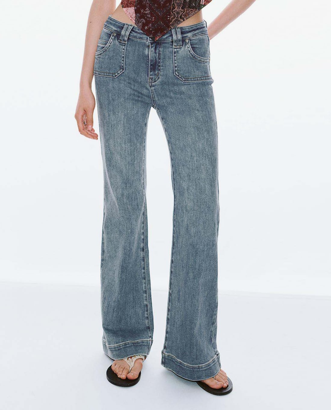 URBAN REVIVO - Quần jeans nữ ống loe cổ điển