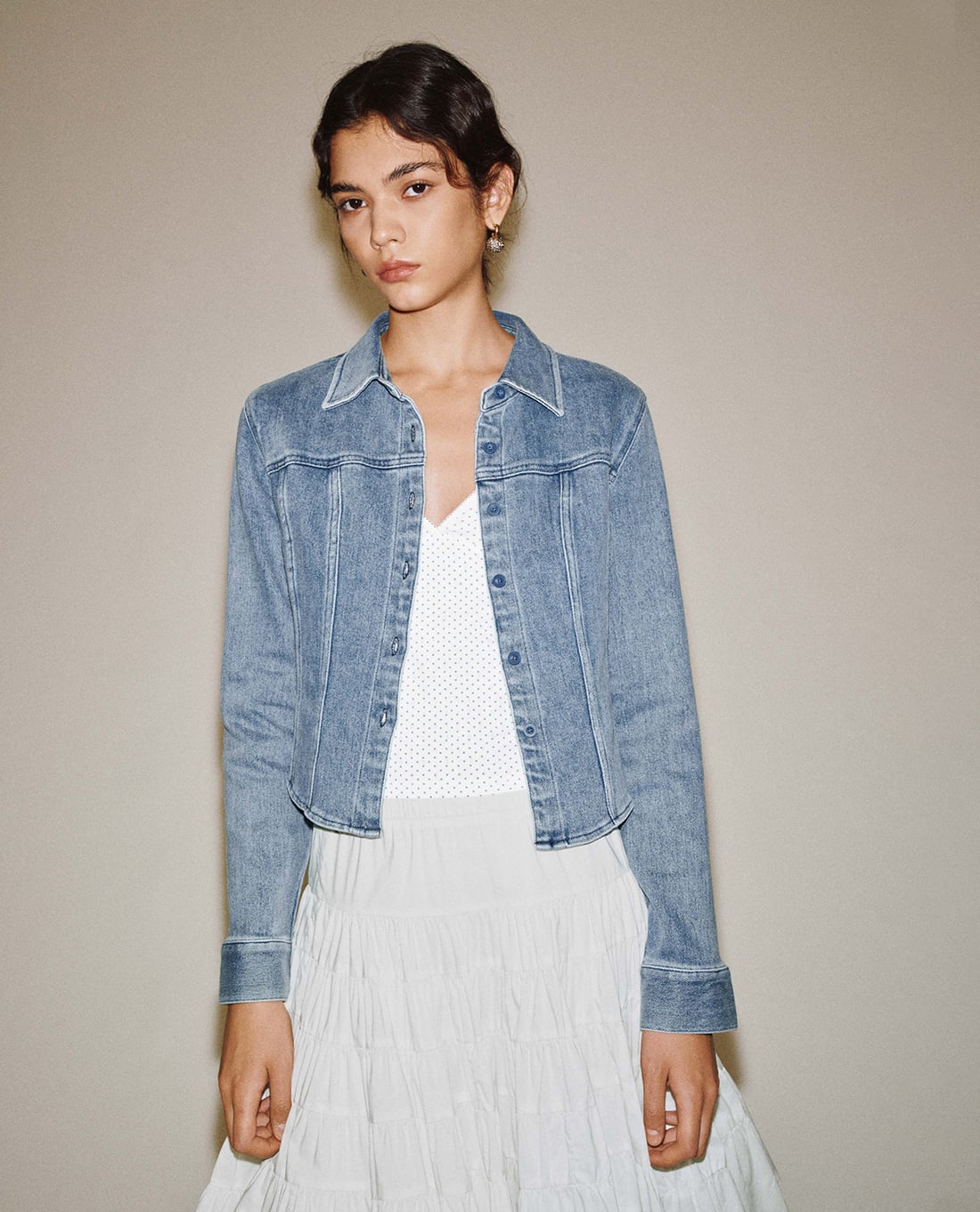 URBAN REVIVO - Áo sơ mi denim nữ tay dài phom croptop