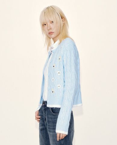  URBAN REVIVO - Áo khoác cardigan nữ cổ tròn tay dài thêu hoa 