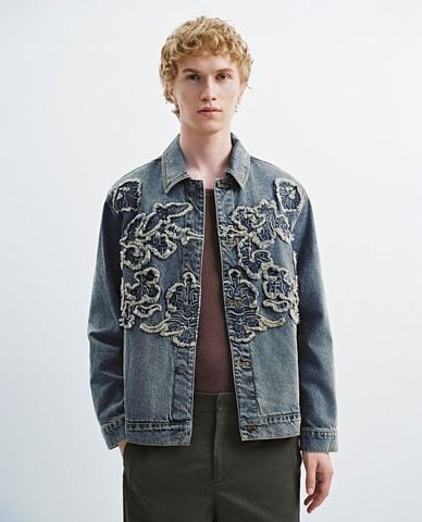  URBAN REVIVO - Áo khoác denim nam tay dài thêu hoa văn nổi 