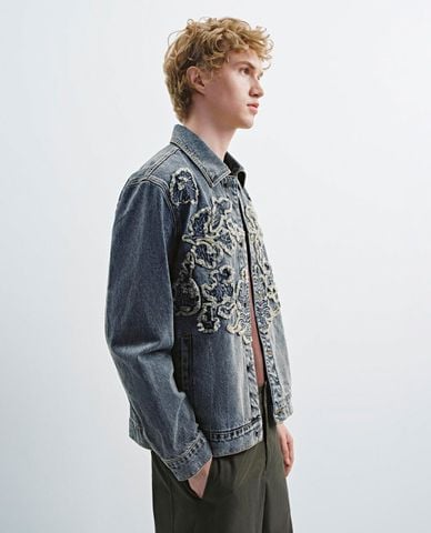  URBAN REVIVO - Áo khoác denim nam tay dài thêu hoa văn nổi 