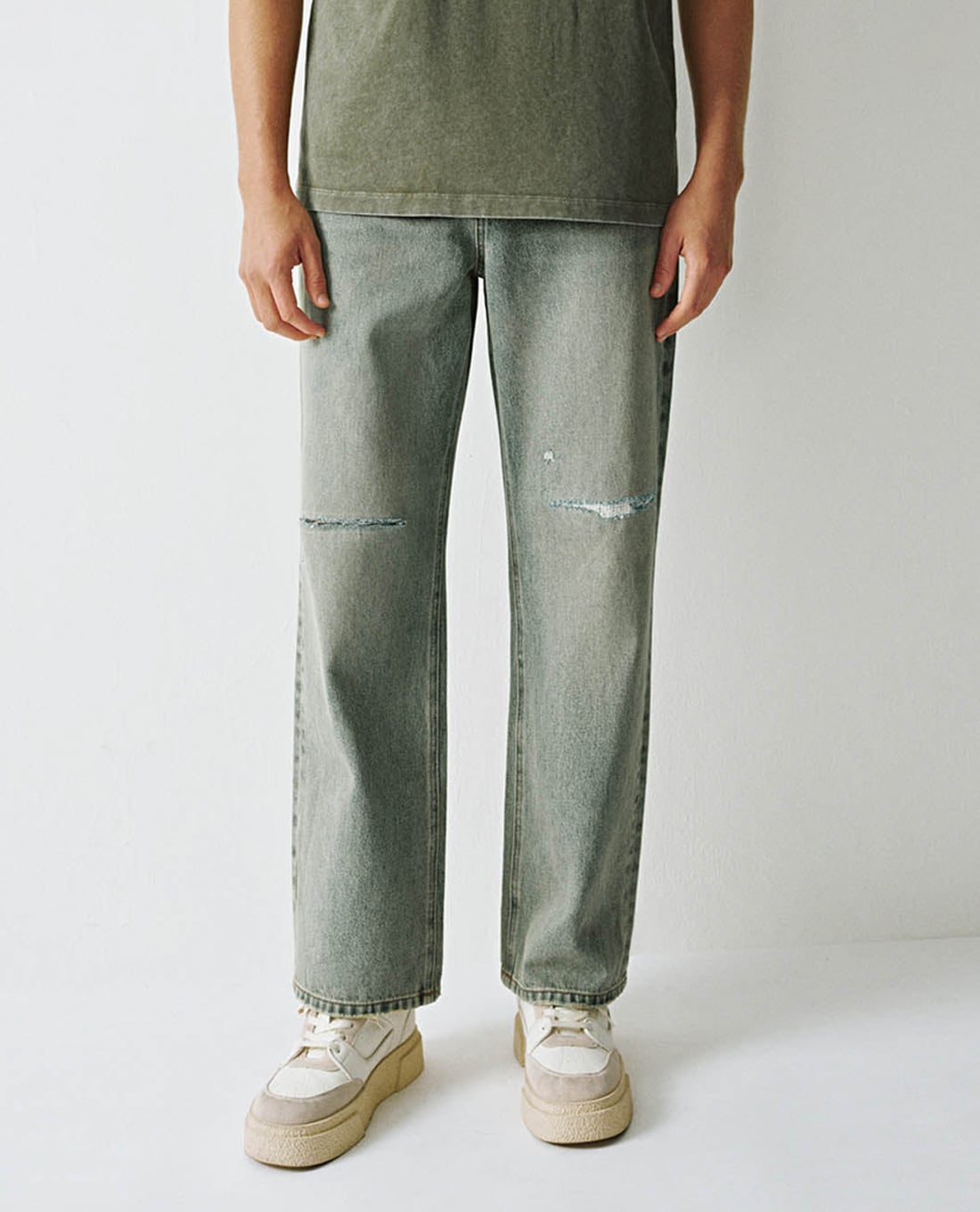 URBAN REVIVO - Quần jeans nam ống đứng rách gối