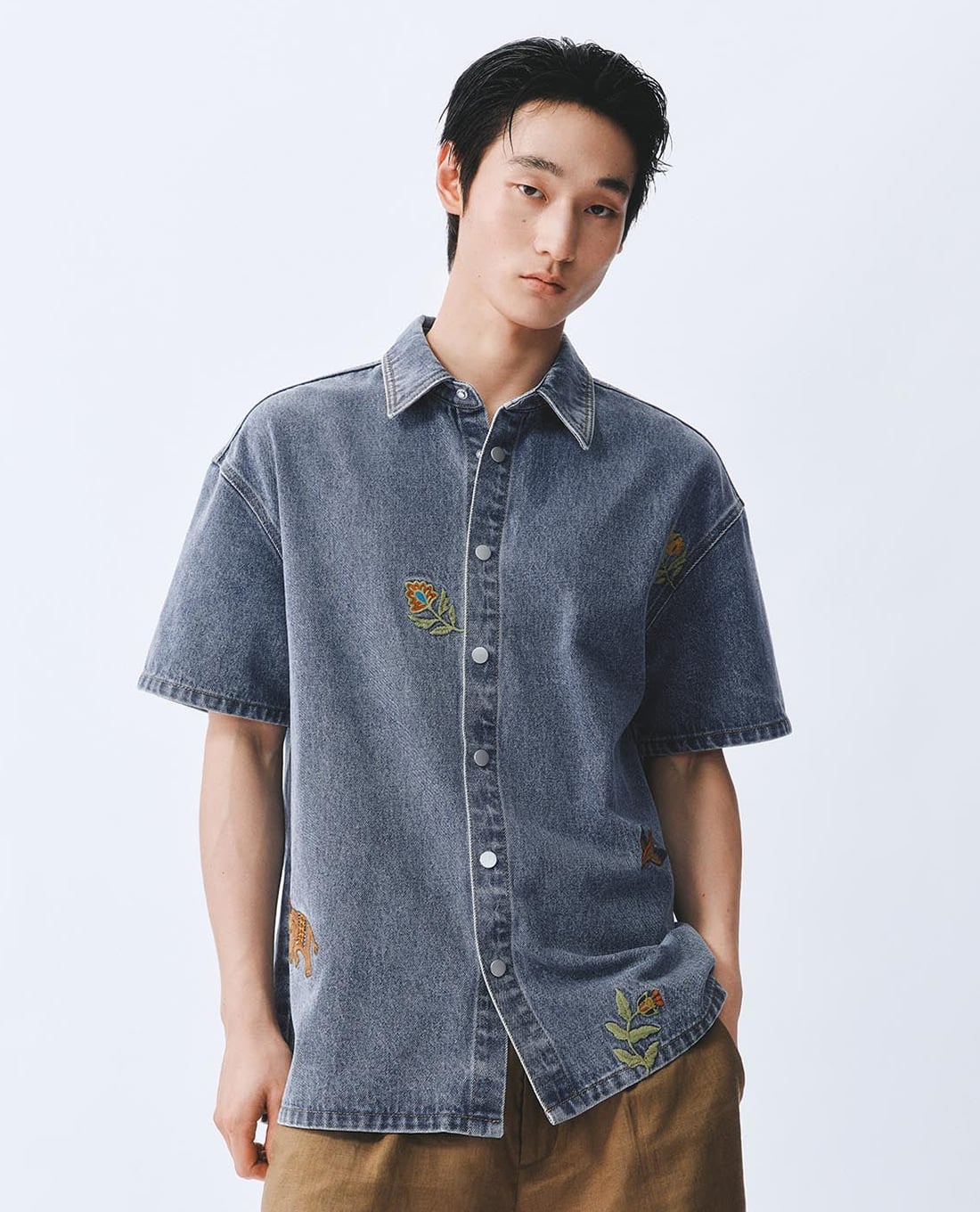 URBAN REVIVO - Áo sơ mi denim nam tay ngắn thêu họa tiết