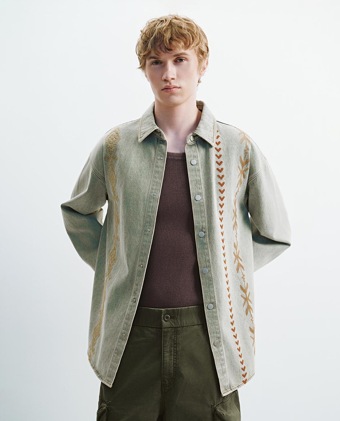 URBAN REVIVO - Áo khoác denim nam tay dài phối họa tiết