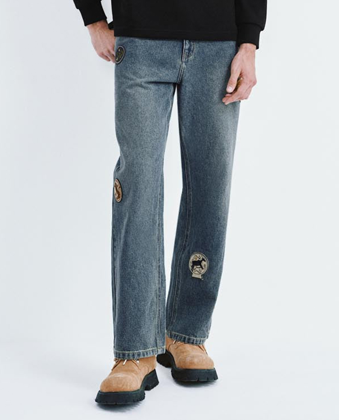 URBAN REVIVO - Quần jeans nam ống đứng họa tiết patch đính nổi