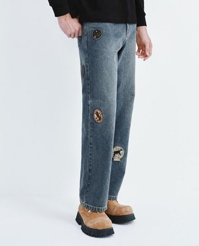  URBAN REVIVO - Quần jeans nam ống đứng họa tiết patch đính nổi 