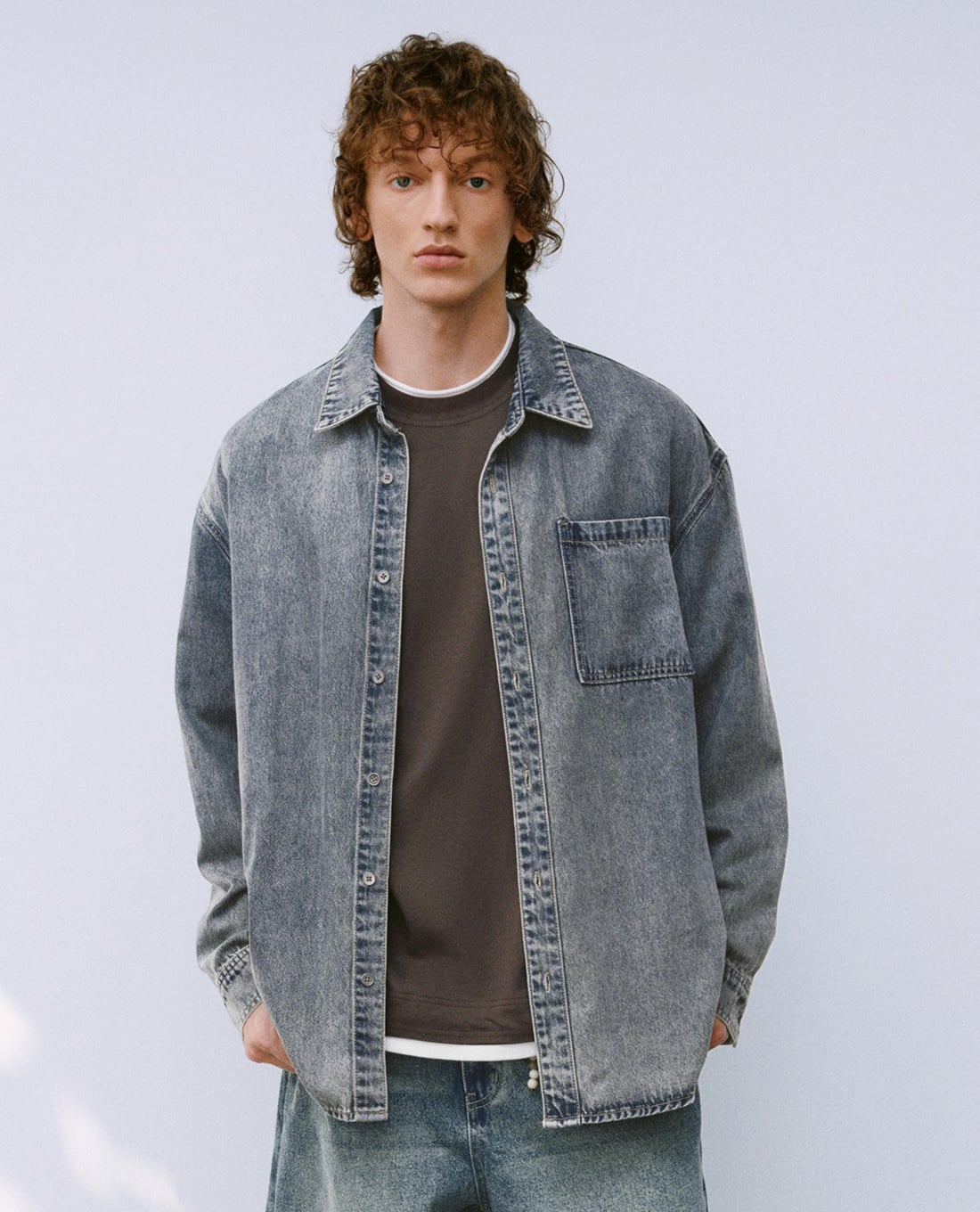 URBAN REVIVO - Áo khoác denim nam tay dài wash bạc phối túi