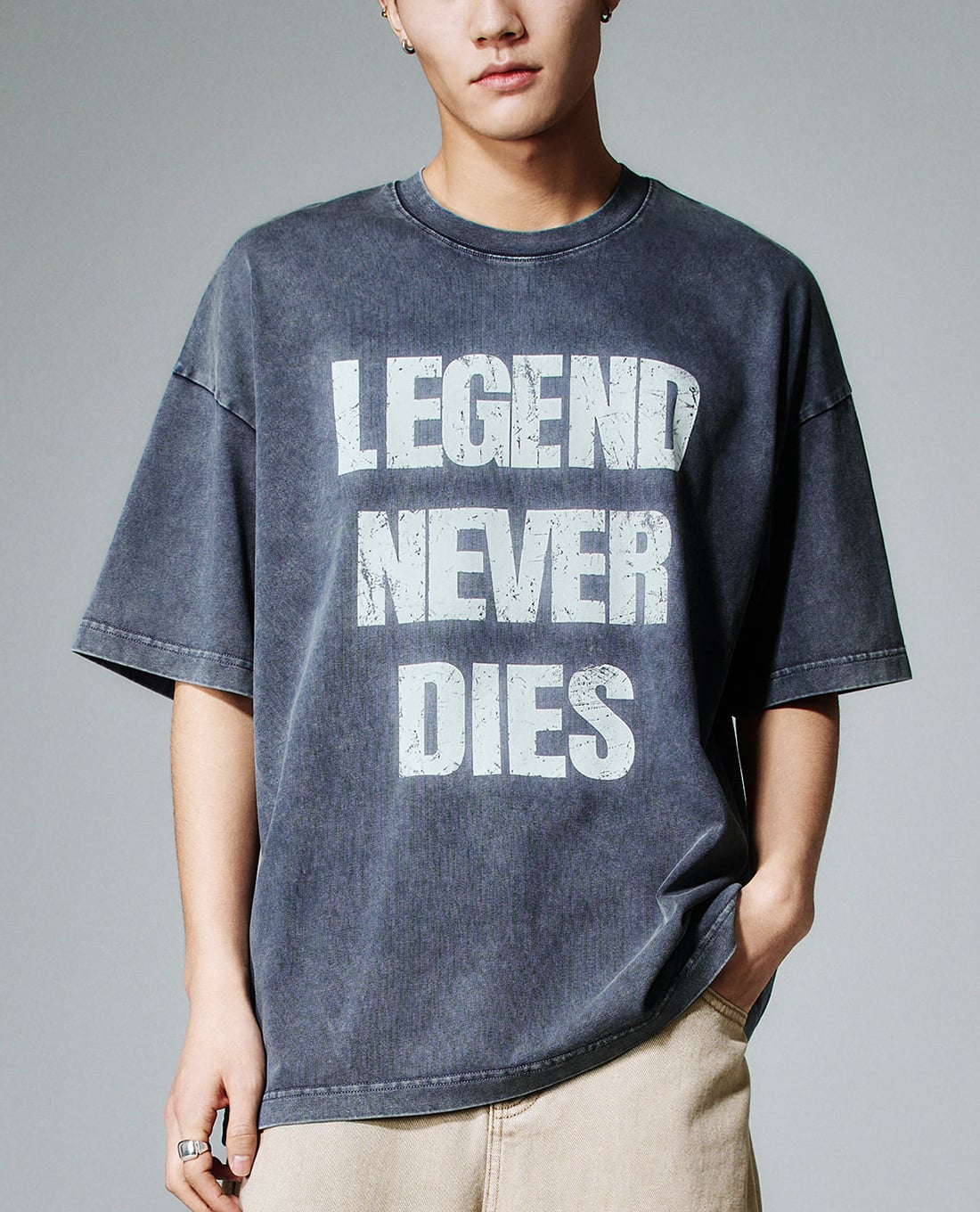 URBAN REVIVO - Áo thun nam cổ tròn tay ngắn in chữ