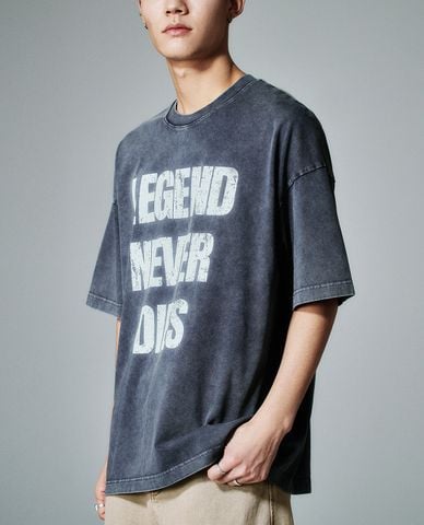  URBAN REVIVO - Áo thun nam cổ tròn tay ngắn in chữ 