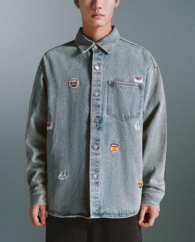  URBAN REVIVO - Áo sơ mi denim cổ bẻ tay dài phối họa tiết 