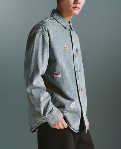  URBAN REVIVO - Áo sơ mi denim cổ bẻ tay dài phối họa tiết 