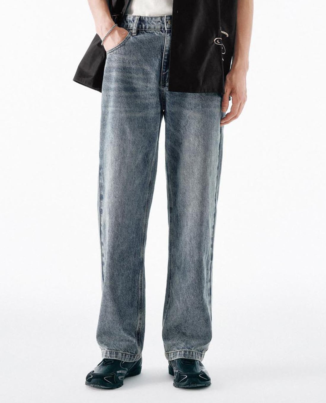 URBAN REVIVO - Quần jeans nam ống đứng wash bạc