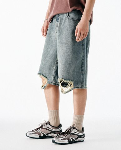  URBAN REVIVO - Quần short jeans nam rách gối cá tính 